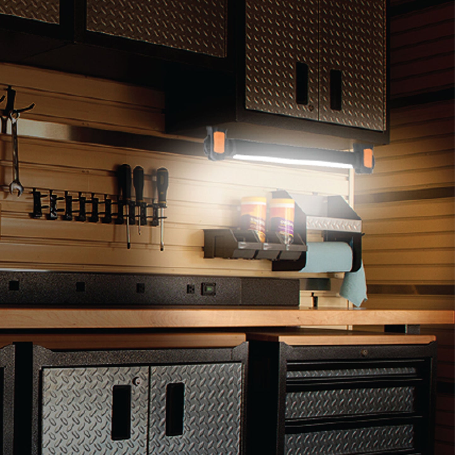 BLACK+DECKER® 1,400 Lumens Premium Magnetic Utility Light Bar